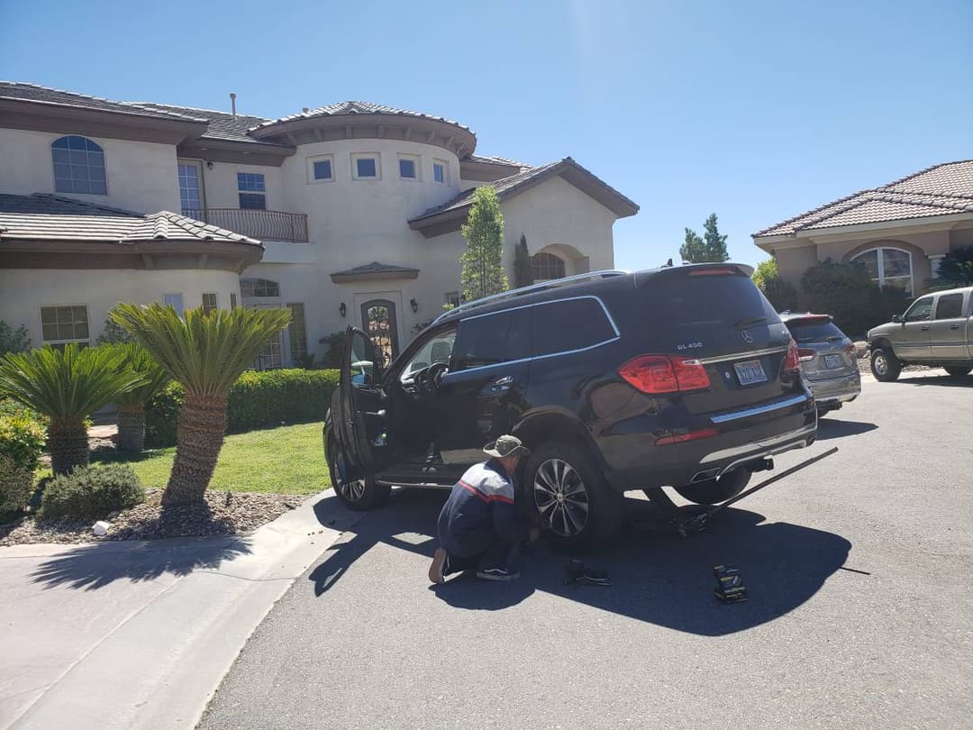 picture of a mobile mechanic changing the rear brakes