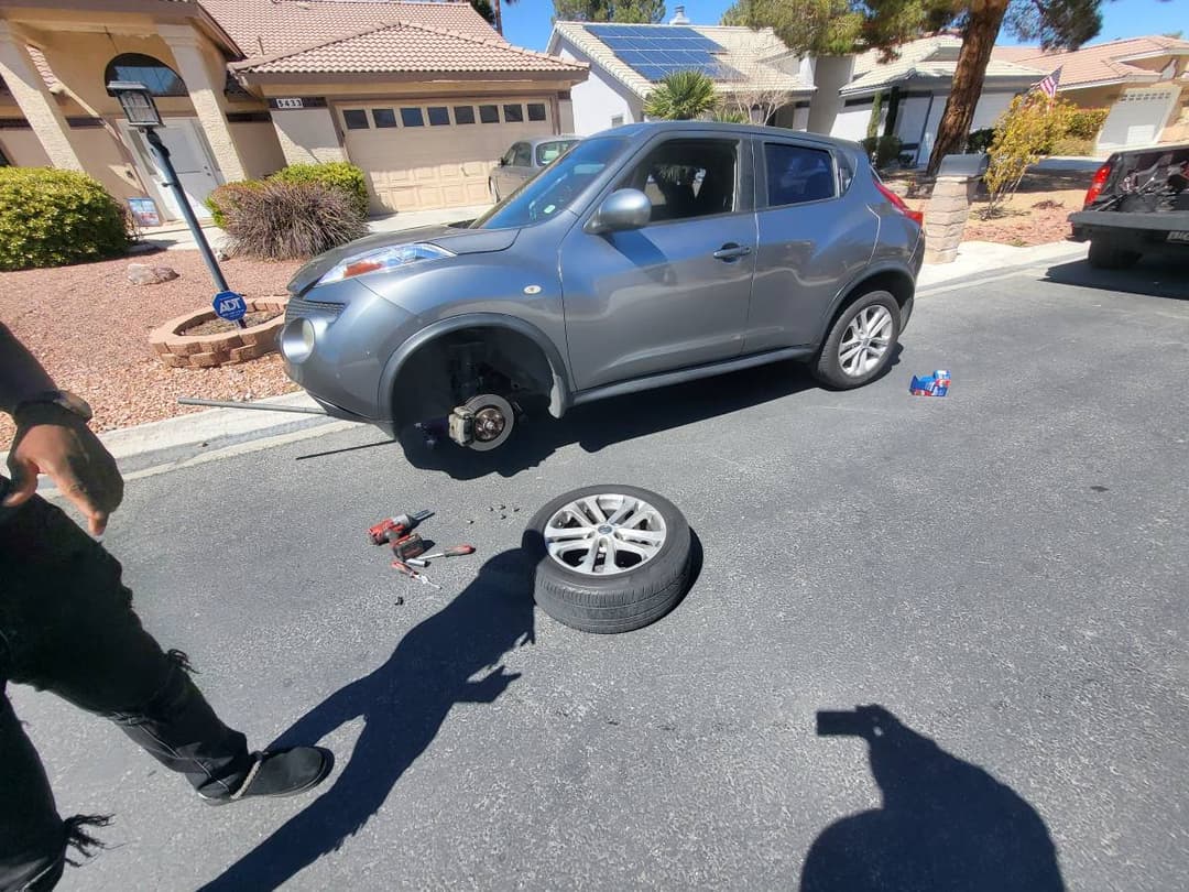 picture of a mobile mechanic replacing the front brakes and rotors