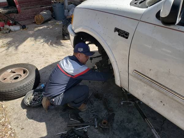 Picture of a mobile mechanic replacing the front brakes 