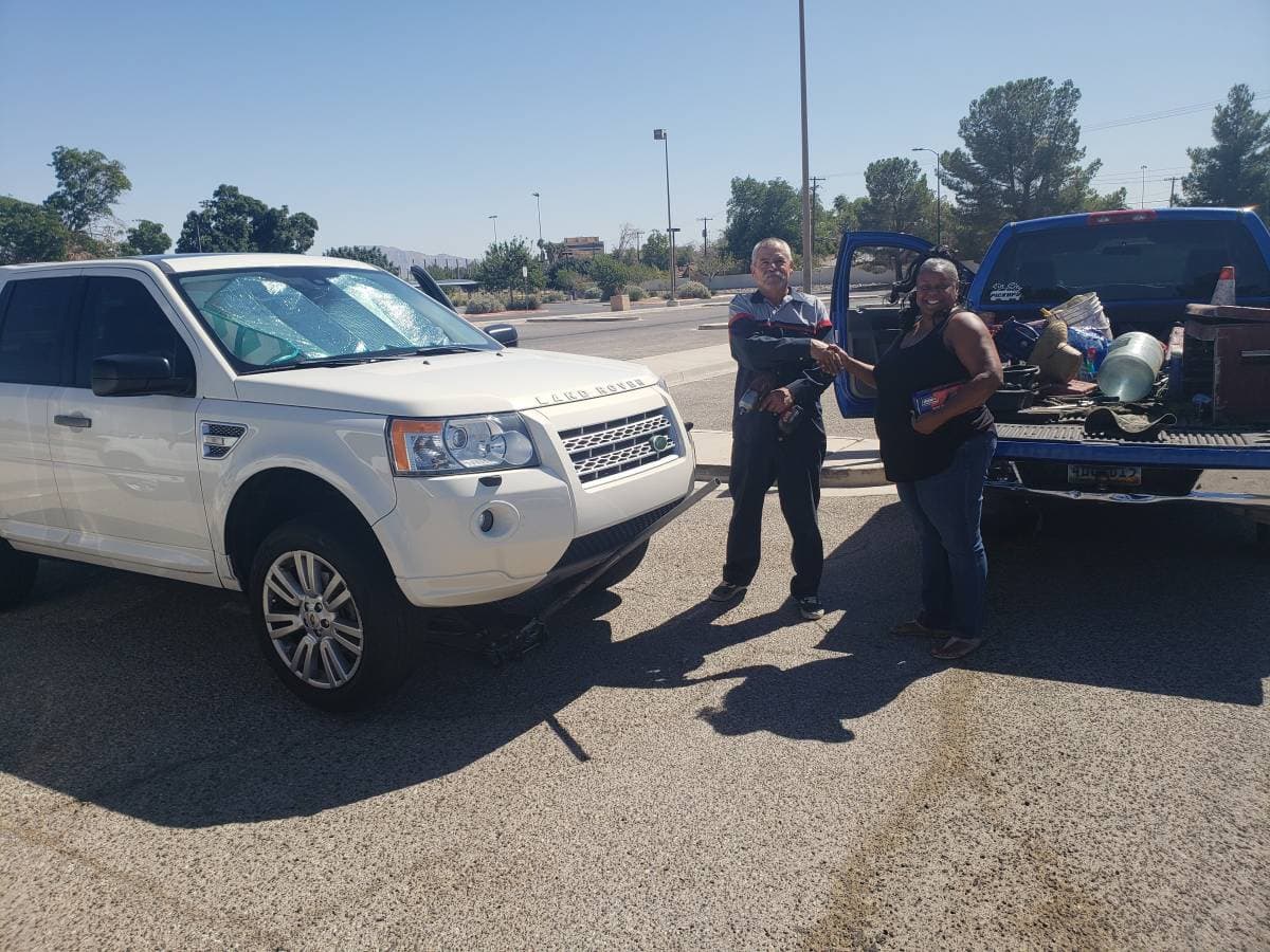 picture of a mobile mechanic with a customer